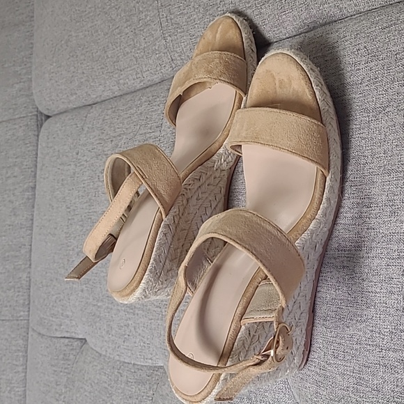 3/$8 Like new wedges - Picture 1 of 4